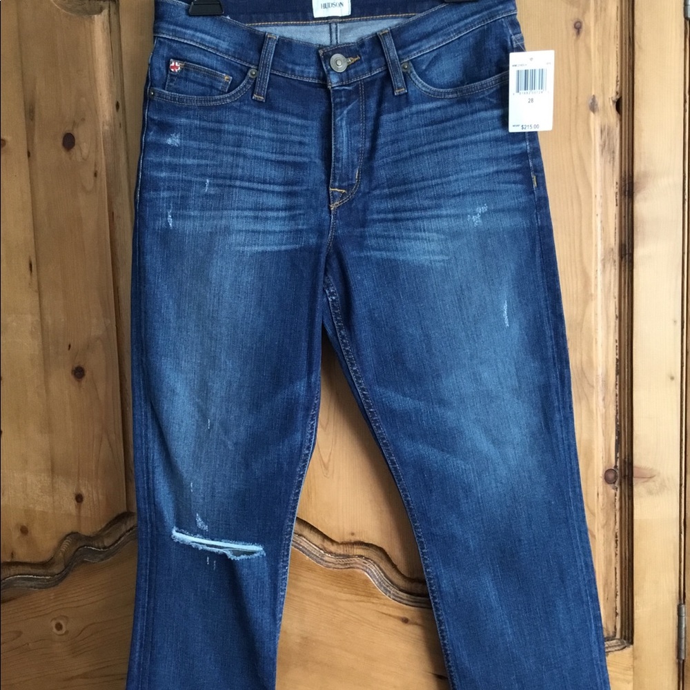 Brand new cropped jeans with ripped knee